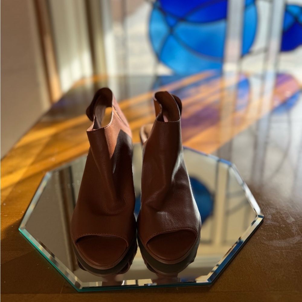 Brand: Steve Madden / Style: NONSTP Block Heel / Color: Tan / Size: 5.5M